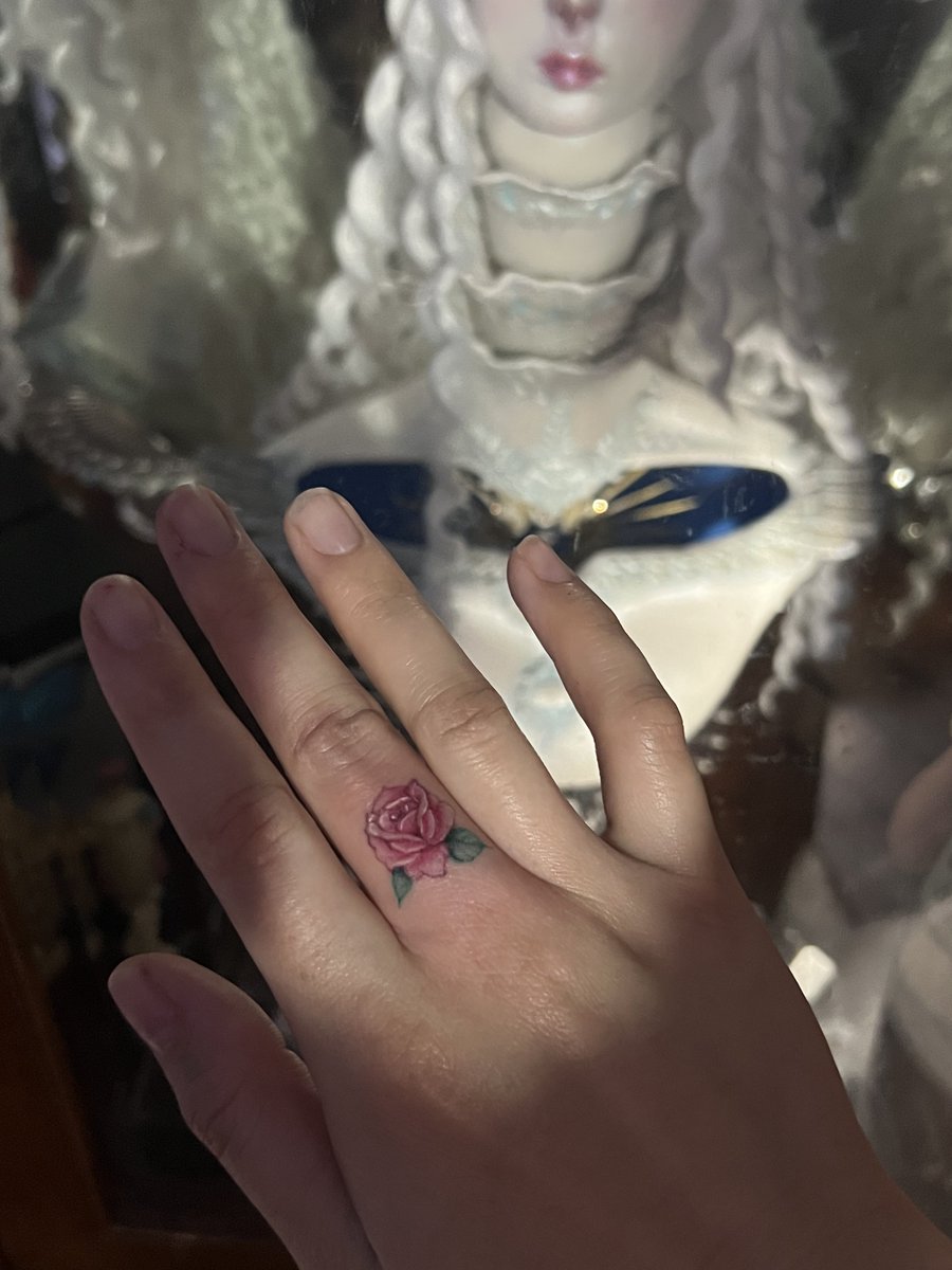 「薔薇のタトゥーを彫りました 」|見るな(millna)のイラスト