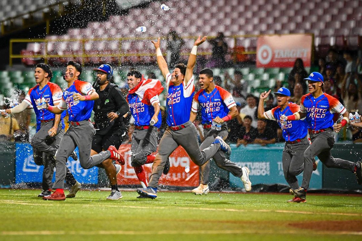 recreaydeportes's tweet photo. 👏🏻 ¡Celebra🇵🇷! 👏🏻

Nuestra selección se proclama campeona de la segunda edición del #DIBAT tras vencer a Alemania 🇩🇪 5 carreras a 2. 

El pitcher ganador fue Jarrette Bonet  tras lanzar 1.2 entradas, sin permitir carreras ni hits y ponchó a 5 jugadores. https://t.co/5vzXjEpaYI