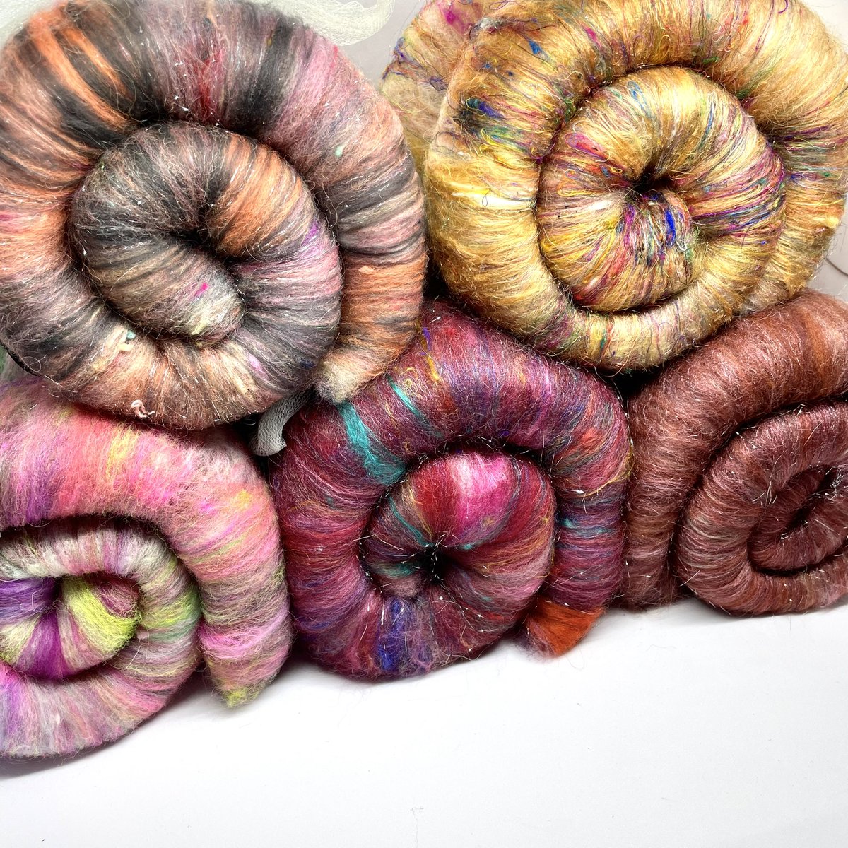 sheepnspace's tweet image. LOOK WHAT I MADE! 

New mini batts are now in the shop! 🙌🏽 #spinners #knittingtwitter #batts 

etsy.com/listing/141559…