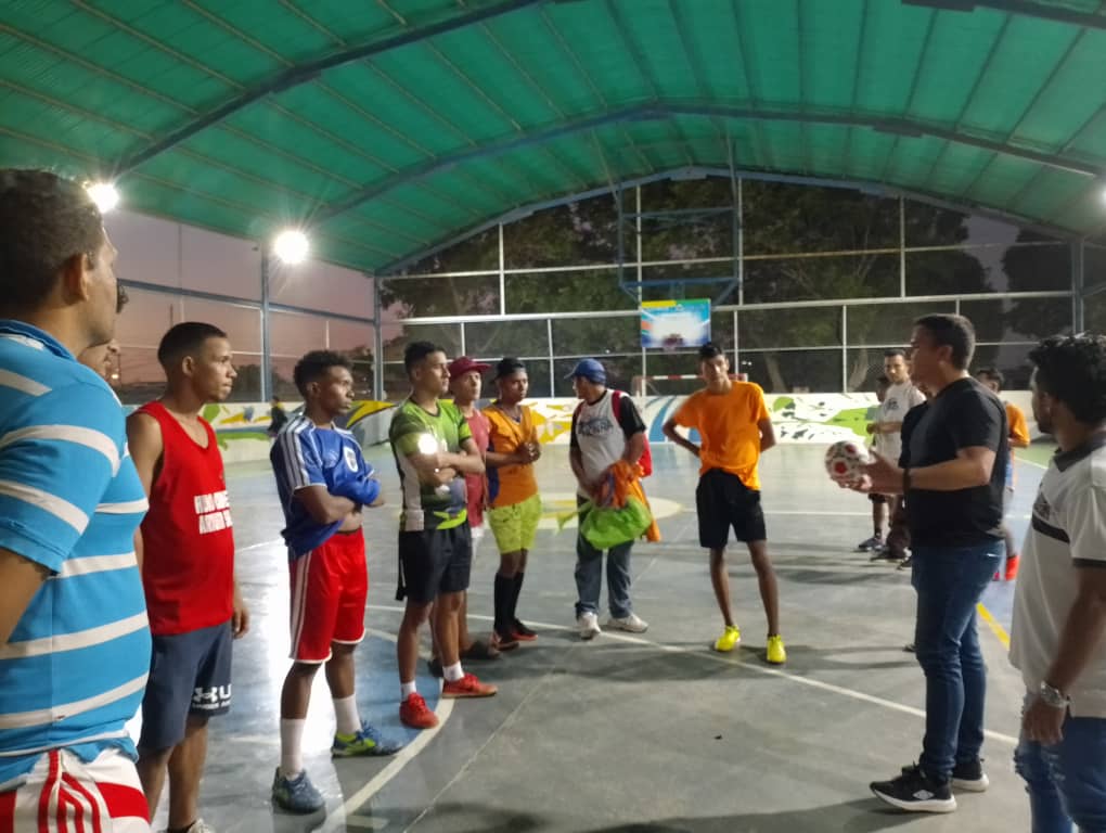 pahenryj's tweet photo. Continuando con nuestra agenda, Hoy, #12F realizamos la donación de un balón para los jóvenes de la urb. Cruz Verde, Mun. Miranda.
Creemos en el talento de nuestros chamos y que merecen todas las oportunidades para crecer como deportistas.
@sirit_eliezer.
#Juventudxlaprosperidad https://t.co/pH8INzRcdo