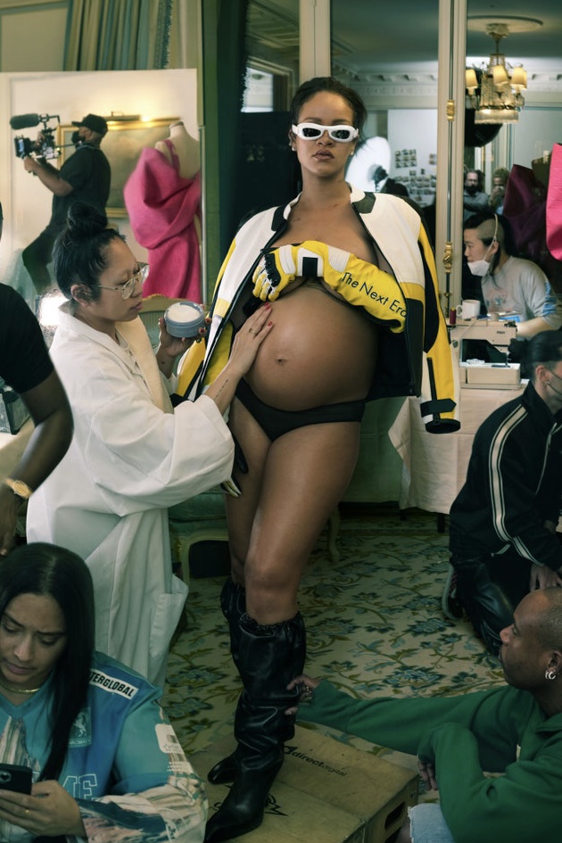 voguemagazine's tweet photo. Rihanna is pregnant! Few celebrities have the power to stop the internet the way @rihanna does. The superstar opened the #SuperBowl Halftime Show by casually caressing her baby bump to announce her pregnancy with baby number two. Here, all the details: https://t.co/hJvVcpczIR https://t.co/FzcTVl1mHQ