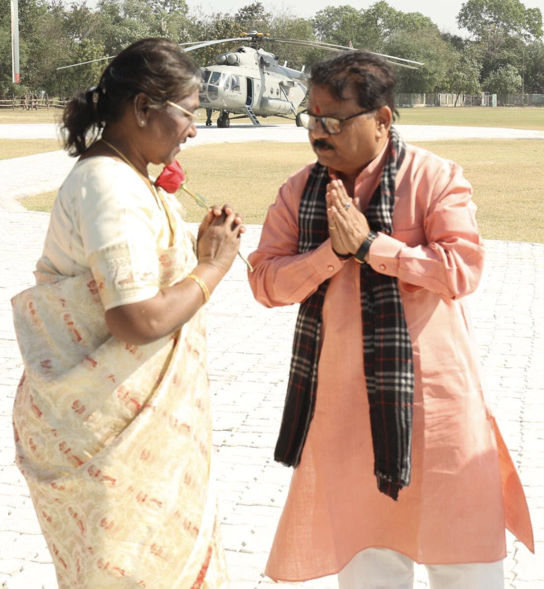 ग्लोबल इन्वेस्टर्स समिट में सम्मिलित होने के लिए उत्तर प्रदेश पधारीं मा• राष्ट्रपति श्रीमती द्रौपदी मुर्मु जी का लखनऊ में स्वागत एवं अभिनंदन किया। #PresidentofIndia
<a href="/rashtrapatibhvn/">President of India</a>