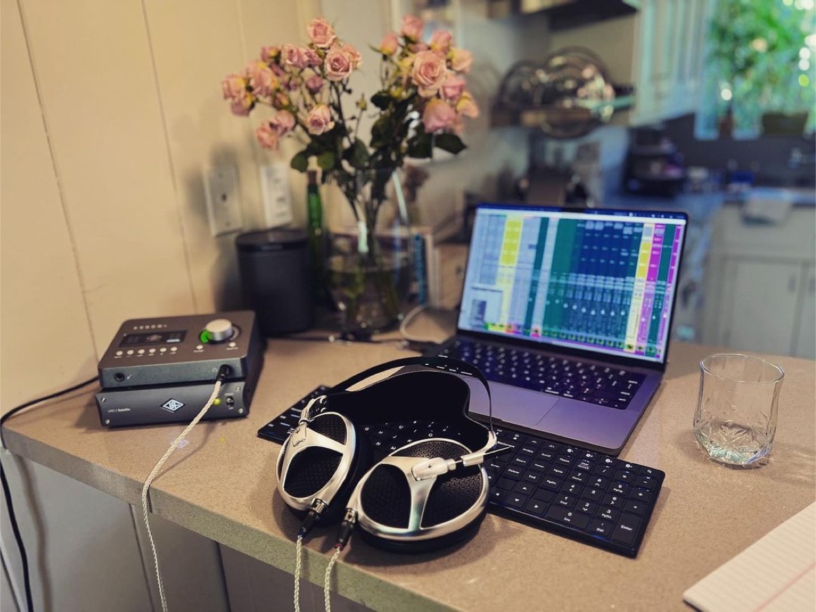 Can't find a studio desk? Make one ✨

📸: instagr.am/fabdupont

#UAApollo #MixEngineer #AudioEngineer #TravelLight #UniversalAudio