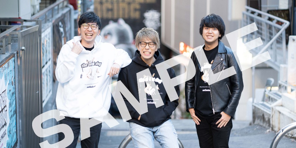 gekirock_shop's tweet photo. ⠀/／
📢残り12時間 ‼️
   \＼

コヤッキー（@koyakky1219 ）らによる音楽ユニット THE SILENT DOG とゲキクロ、NOTBADCATによるトリプル・コラボ予約受付中！

https://t.co/fEpE1mXYek

特典として非売品のポストカードをランダムで1枚プレゼント！

MODEL：コヤッキー XLサイズ着用

#黙犬 https://t.co/QTolwisJHs