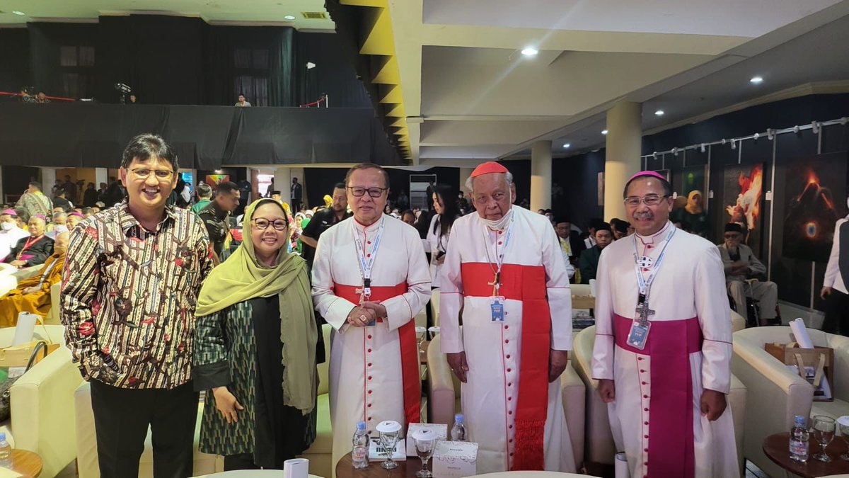 Sekali-kali jadi minoritas... 

Seneng banget bisa bertemu dengan dua Romo Kardinal dari Indonesia dan Mgr. Rubi dari Keuskupan Agung Semarang. Apalagi Kardinal Dharmaatmaja yang juga salah satu figur yang dihormati #GusDur. Panjang umur dan sehat selalu, Romo..