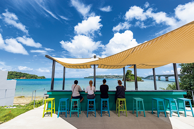 jalannet's tweet photo. 沖縄の絶景カフェでのんびりリフレッシュ✨🌴
そんな沖縄旅はいかがですか？
→ https://t.co/xDEs6kDgSh

📷1 大宜味スカイテラス｜大宜味村
📷2 TEDDY’S BIGGER BURGERS 沖縄北谷店|北谷町
📷3 カフェ・ギャラリー土花土花｜恩納村
📷3 SEASIDE VILLAGE SACRO|名護市

(2/2)
#沖縄　#春旅 https://t.co/PPOSuQH7Fw