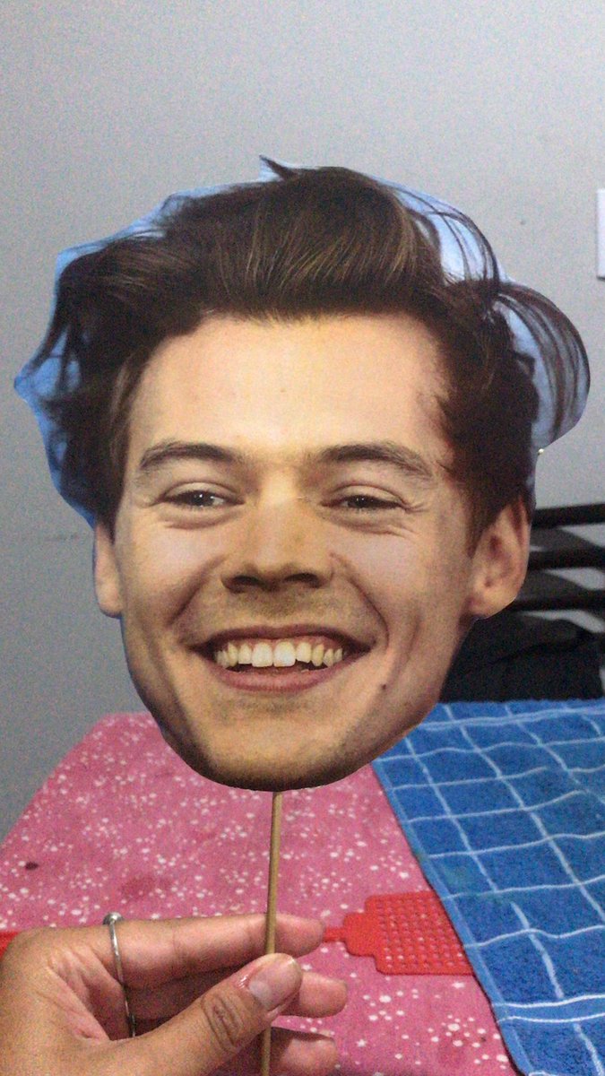 crazyangel_5's tweet photo. el sábado mi amiga salió a bailar y estaban dando caras de famosos y ella le pidió a harry para traérmelo a mi😂🫶🏽🫶🏽🫶🏽 https://t.co/gaWyVsysvG