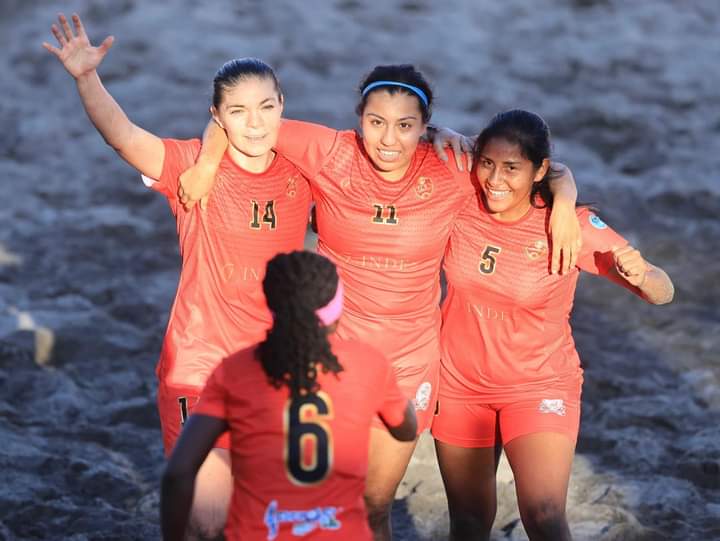 Tercer Lugar del #AmericaWinnersCup Woman 
Corral de Mulas 2️⃣🆚3️⃣ BS-UES 

¡BS-UES ganó en tiempo extra y se quedó con el 🥉 lugar  de la America Winners Cup, felicidades para  las chicas Universitarias 
#EstaEsLaU 
#AmericasWinnersCup #BeachSoccer 
📸 De <a href="/indeselsalvador/">INDES El Salvador</a>