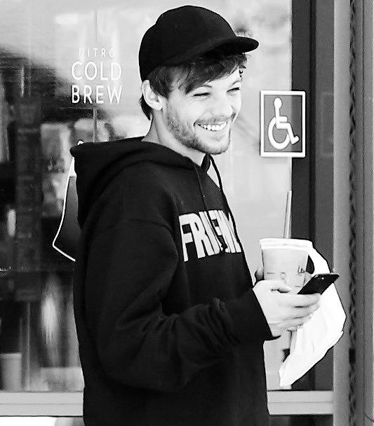 Ray of sunshine 🖤

I’m voting #Louies for #BestFanArmy at the #iHeartAwards