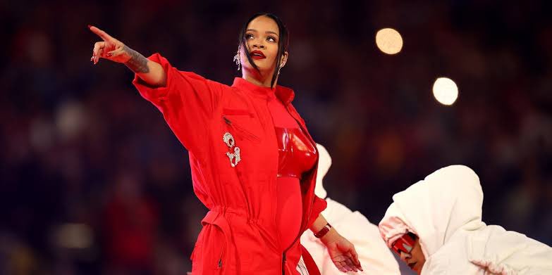 Centros de trabajo, repitan conmigo: 👏👏una mujer que es madre y 👏👏 además está embarazada, 👏👏puede trabajar en lo que quiera. 👏👏 Acéptenlo. 💅

Vaya posicionamiento del #SuperBowl , con #Rihanna en el medio tiempo, poderoso mensaje sobre las maternidades.