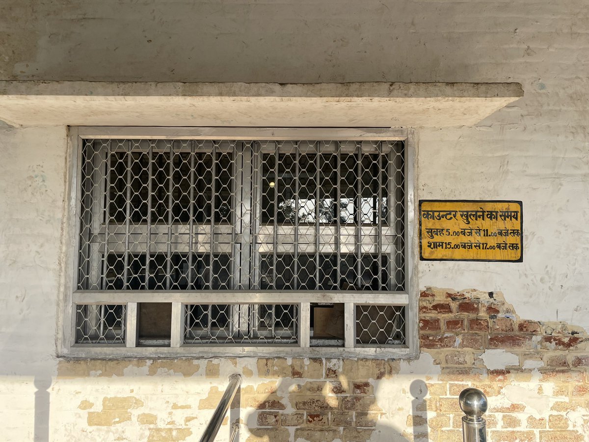 _Shubham_RC's tweet image. Station: टुंडला जंक्शन
समयः 7:45 - 8:30

@RailMinIndia @AshwiniVaishnaw @DRM_Agra @drmncrald 

महोदय, यह टुंडला जंक्शन का टिकट काउंटर है। इसका खुलने का समय सुबह 5 से 11 है, परंतु काउंटर पर कोई नहीं था। हम बिना टिकट यात्रा करने पर मजबूर हैं। कृपया समस्या का संज्ञान लें।