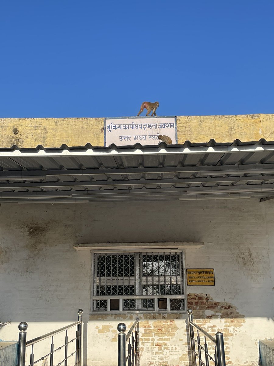 _Shubham_RC's tweet image. Station: टुंडला जंक्शन
समयः 7:45 - 8:30

@RailMinIndia @AshwiniVaishnaw @DRM_Agra @drmncrald 

महोदय, यह टुंडला जंक्शन का टिकट काउंटर है। इसका खुलने का समय सुबह 5 से 11 है, परंतु काउंटर पर कोई नहीं था। हम बिना टिकट यात्रा करने पर मजबूर हैं। कृपया समस्या का संज्ञान लें।