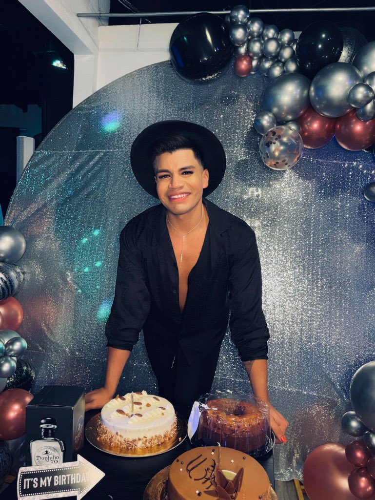 Puttingintwerk's tweet photo. February 12 #birthday https://t.co/rW6pATnTtG
