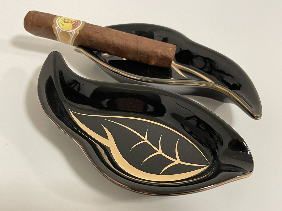 Tatuya_Igarashi's tweet photo. 2名に👭🏿 葉巻用灰皿🎁プレゼント

Habanos S.A.の葉巻用ミニ灰皿🇨🇺
かさばらない一本用の陶器製アッシュトレイ🌚

応募方法
1⃣@Tatuya_Igarashi をフォロー
2⃣このツイートをRT (鍵垢可)
3⃣当選した方にDMをお送り
引用RTで確率2倍✌🏿️('ω')

⏰2023/2/19 20時まで
（写真の葉巻は付属しません） https://t.co/MdfdDNyV1y