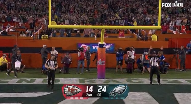 Pickswise's tweet photo. Teams leading by double-digits at halftime are now 26-2 in Super Bowl history… 

The Falcons and the Eagles are the two teams https://t.co/89gK5VZACv