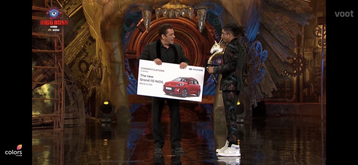 MissShivkanya's tweet photo. Sirf car keys di why not the cheque?? Coz shiv’s name was written on it ??? 

#ShivThakare https://t.co/k4KEVUGAyQ