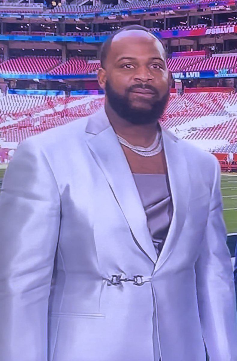 ConfidentlyMel's tweet photo. @Eagles have Fletcher Cox and this ugly suit to thank for the loss!#SuperBowl #whatnottowear https://t.co/KQvTBvHTjn