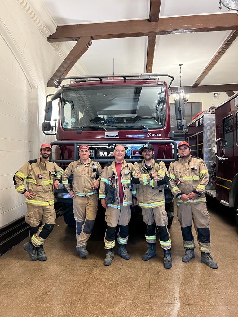 TerceraValpso's tweet photo. Finaliza la desmovilización de la Fuerza de Tarea Conjunta Valparaíso-Viña del Mar con la llegada del tercer grupo destinado a las operaciones en Quillón, Ñuble.
#CBV1851 #bomberosvalparaiso #Valparaiso #Valpo #wildfire #carroforestal #gtoforestal #firetruck #type3engine https://t.co/IdUCiScdcu