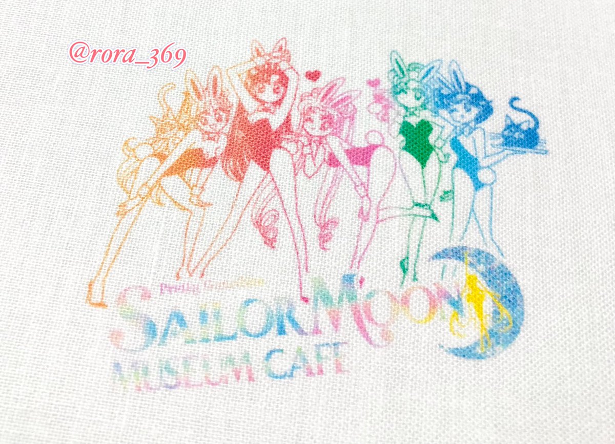 rora_369's tweet photo. セーラームーンミュージアムカフェ風Tシャツ!とスカートを作りました✨
この格好でミュージアムに連れて行きたかったなぁ🥹
私は手縫いだけど本は全部ミシンのやり方で書いてあるから細かい所が分からなくて適当だったりする😂
#styledoll #セーラームーン #セレニティ #ドール https://t.co/XTjR6uHBFo
