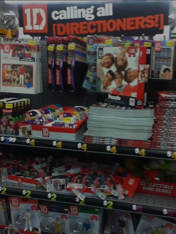 xxggirl_'s tweet photo. →ONE DIRECTION INFECTION
Bom, lojas costumam vender coisas sobre o que está em tendência. Com a 1D não foi diferente. Era uma enorme variedade de brinquedos, bolsas, decorações, materiais escola, roupas e por assim vai. Com isso, a banda ganhou muitos seguidores... e haters. https://t.co/23ivIVsSMY