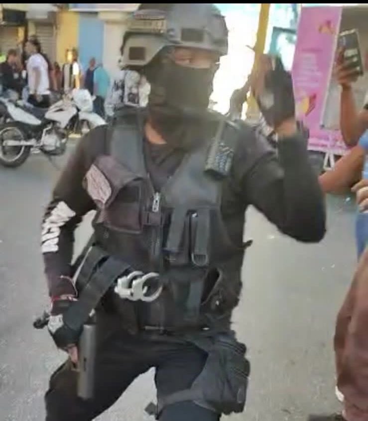 matiasgarciard's tweet photo. ¿Que hace un policia de este tipo en un evento cultural familiar? ¿Donde estan los policias municipales? ¿Donde esta Politur? ¿No hay armas electricas para someter un ciudadano? ¿Por que las caras tapadas y sin identificacion? ¿Y el entrenamiento para somerter sin disparar? https://t.co/wLMnkiKHjl