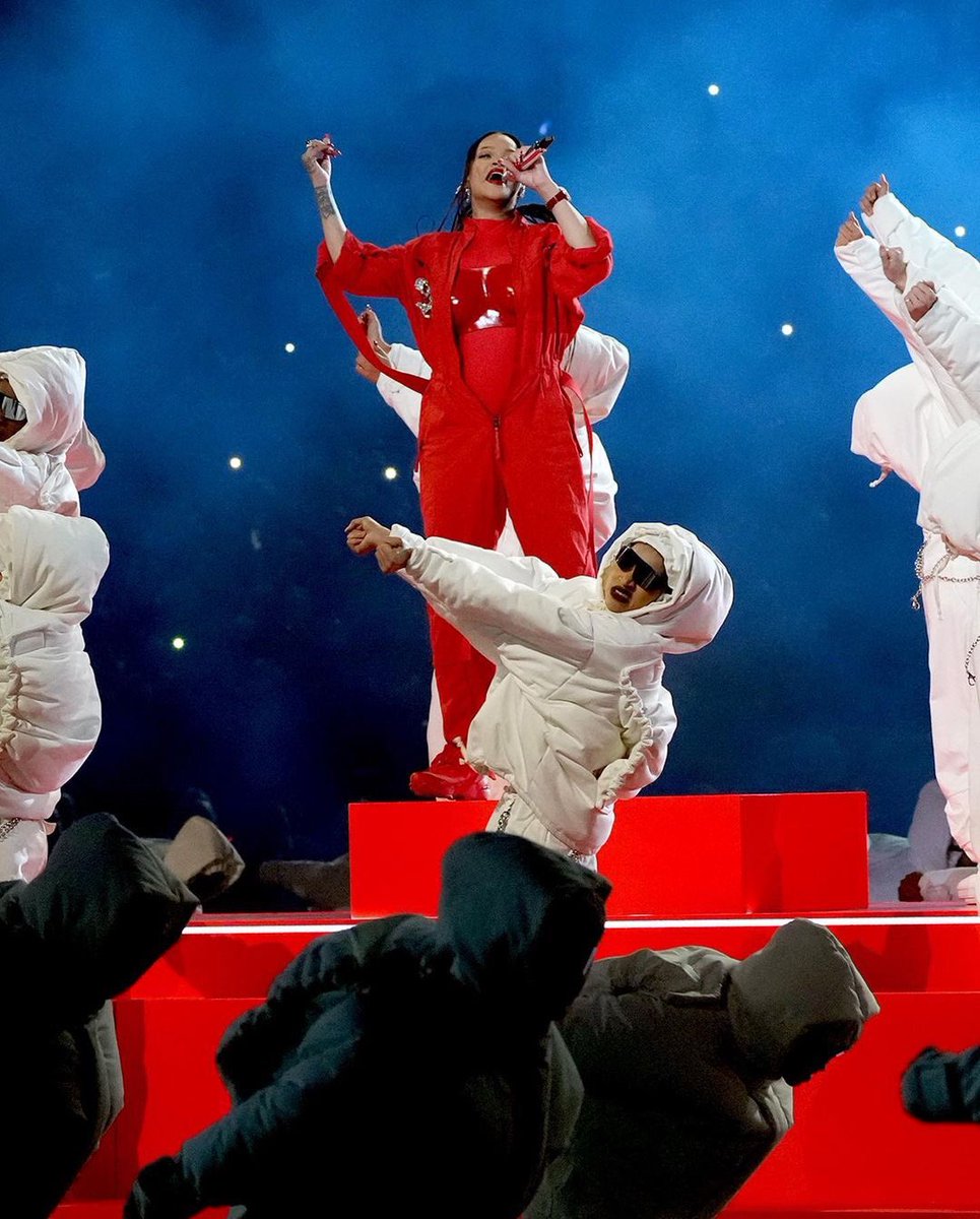 PremiereAfrika's tweet photo. The halftime show we were all waiting for 🏆🔥🎤 #Rihanna did that 👏🏿👏🏿

🎥 @nfl, @applemusic 
📸 Getty https://t.co/PgFt4Voemj