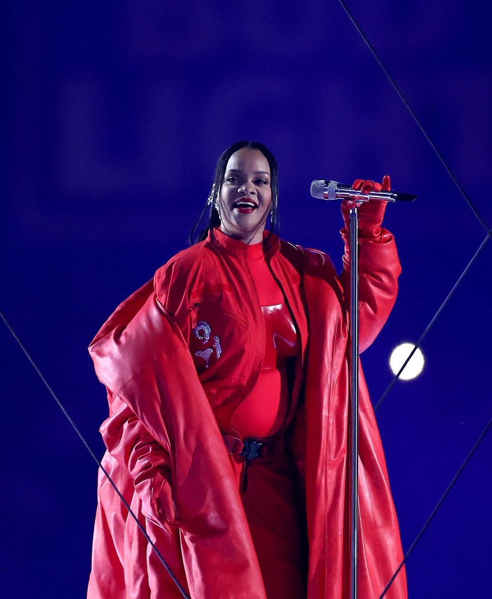 PremiereAfrika's tweet photo. The halftime show we were all waiting for 🏆🔥🎤 #Rihanna did that 👏🏿👏🏿

🎥 @nfl, @applemusic 
📸 Getty https://t.co/PgFt4Voemj