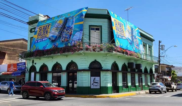 Me gustaría saber cómo es posible que las autoridades municipales de chitre permitan la colocación de estos banner gigantes en un edificio que es uno de los pocos atractivos de nuestra ciudad a los que nos visitan y que fue construido en 1913 con tanto viento soplando.