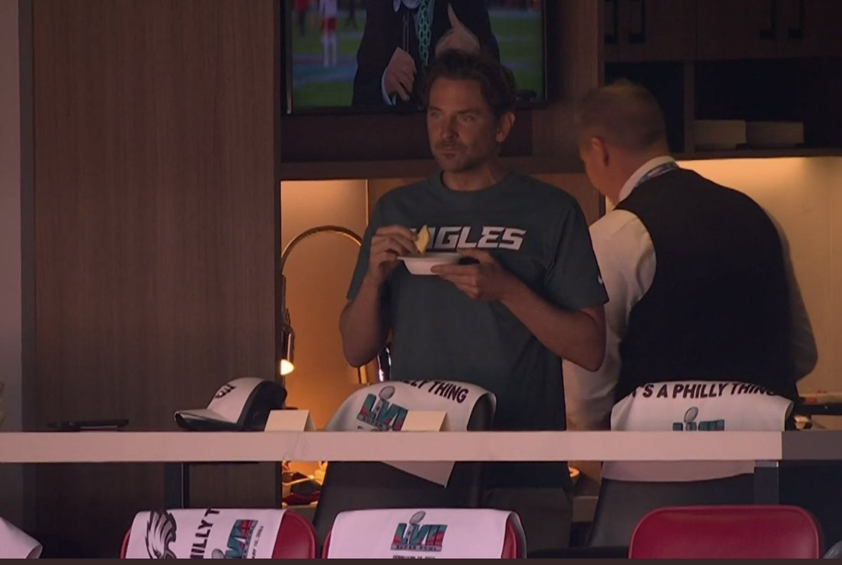 SophieKiiddo's tweet photo. La verdadera razón de la derrota de los Eagles fue que Bradley Cooper estaba en el estadio en vez de estar ensayando con ella 😬. 
#SBLVII  #SilverLiningPlaybook ❤️ https://t.co/aONvF0RFo4