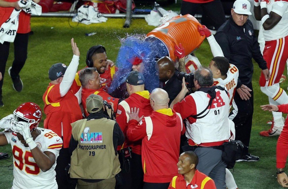 afigue2010's tweet photo. Una de las curiosidades que rodean al #SuperBowl 
¿Por qué es importante esta foto?
Porque devela el #GatoradeColor utilizado para bañar al coach ganador.
Muchos se preguntarán…
¿Y?
El asunto es rubro en las apuestas previas…
Muchos festejan a esta hora haber acertado! https://t.co/j6gr9q7pyi