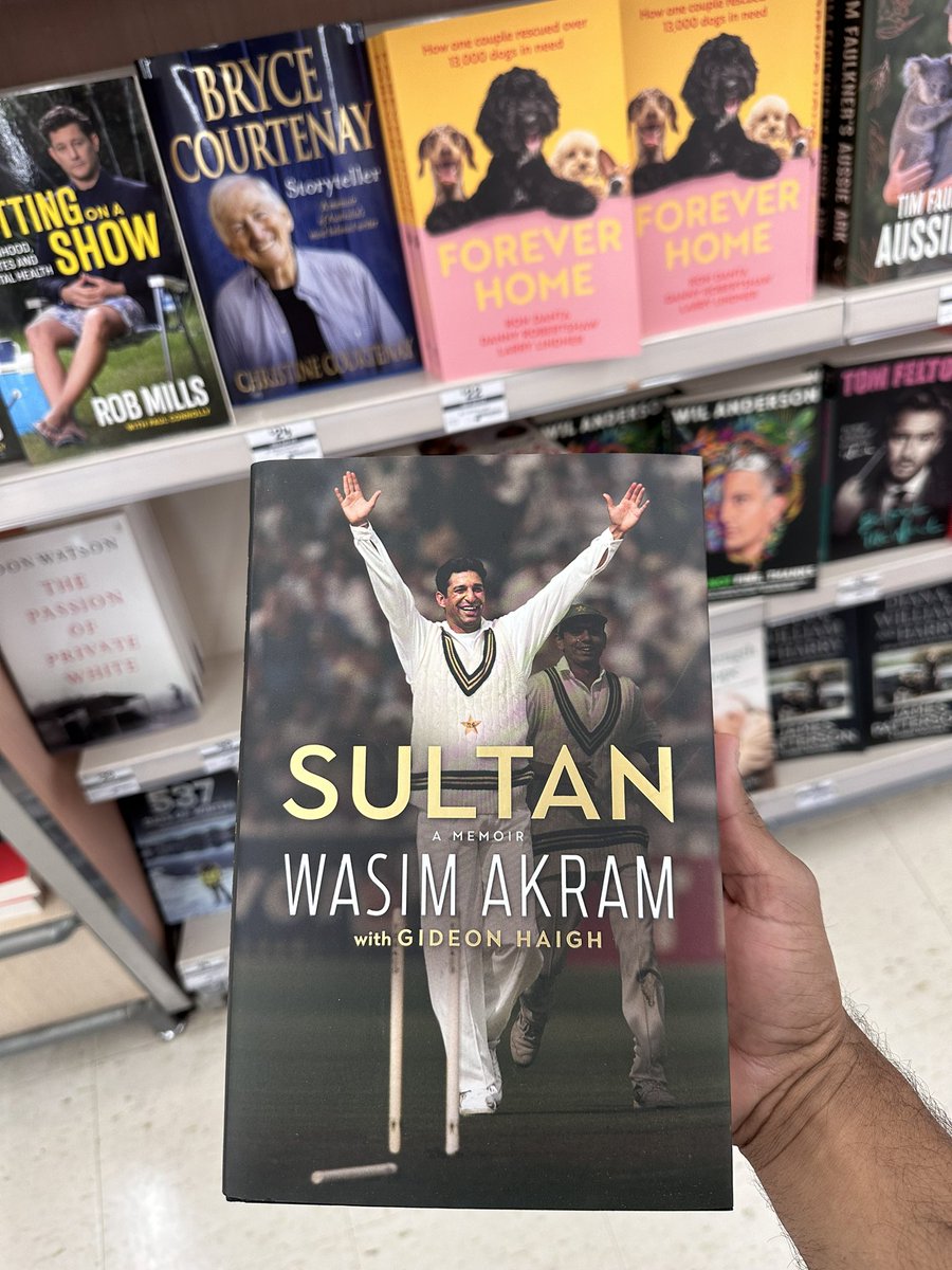 SamejoFaheem's tweet photo. Finally reading about #sultan @wasimakramlive biography #wasimakram https://t.co/sNWtTyHr5n
