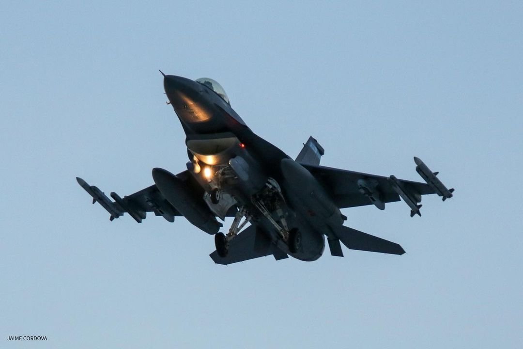 fratercrc's tweet photo. Images of the 148th Fighter Wing F-16s returning to #Madison, #Wisconsin after shooting down the #OctagonalObject over #LakeHuron
#HighAltitudeObject #LakeMichigan #UAP #UFO #USNorthernCommand #AIM9Xmissile #NORAD #NORTHCOM #20000Feet #Shootdown #F16 #Pentagon #Michigan #UFOs https://t.co/j1Z4sMUkDt
