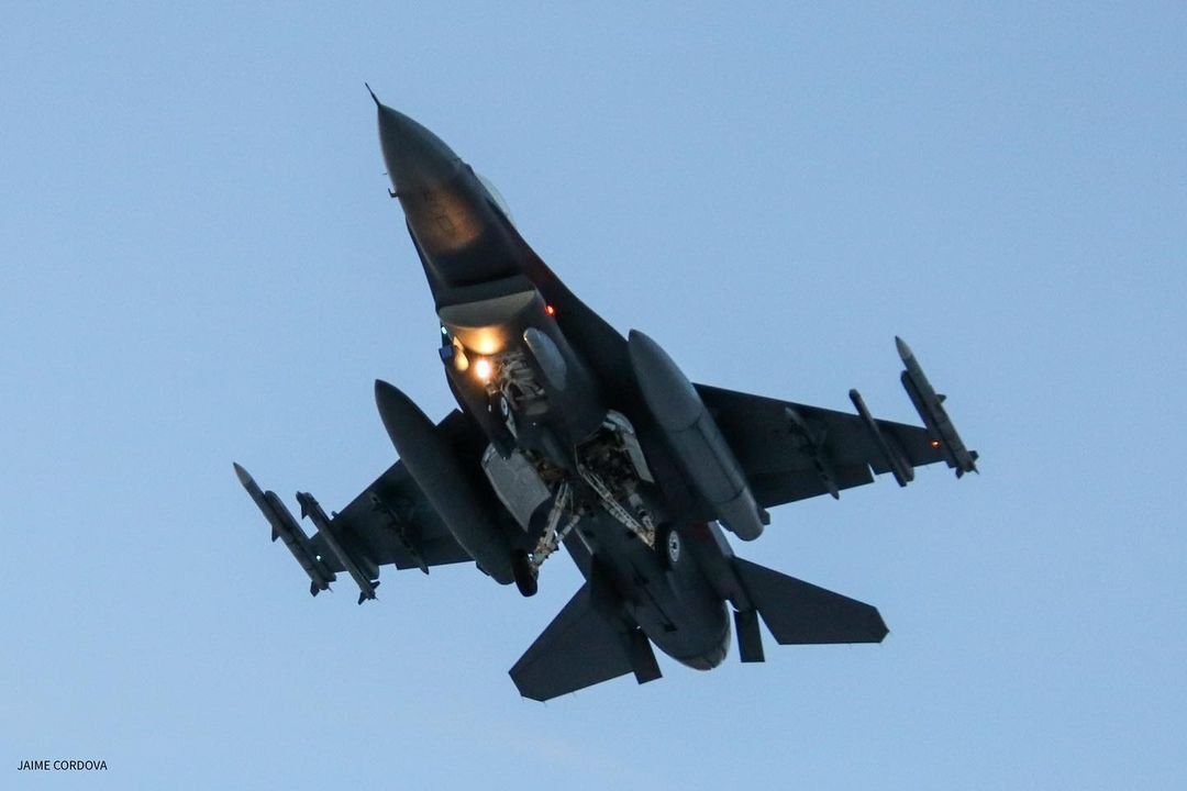 fratercrc's tweet photo. Images of the 148th Fighter Wing F-16s returning to #Madison, #Wisconsin after shooting down the #OctagonalObject over #LakeHuron
#HighAltitudeObject #LakeMichigan #UAP #UFO #USNorthernCommand #AIM9Xmissile #NORAD #NORTHCOM #20000Feet #Shootdown #F16 #Pentagon #Michigan #UFOs https://t.co/j1Z4sMUkDt