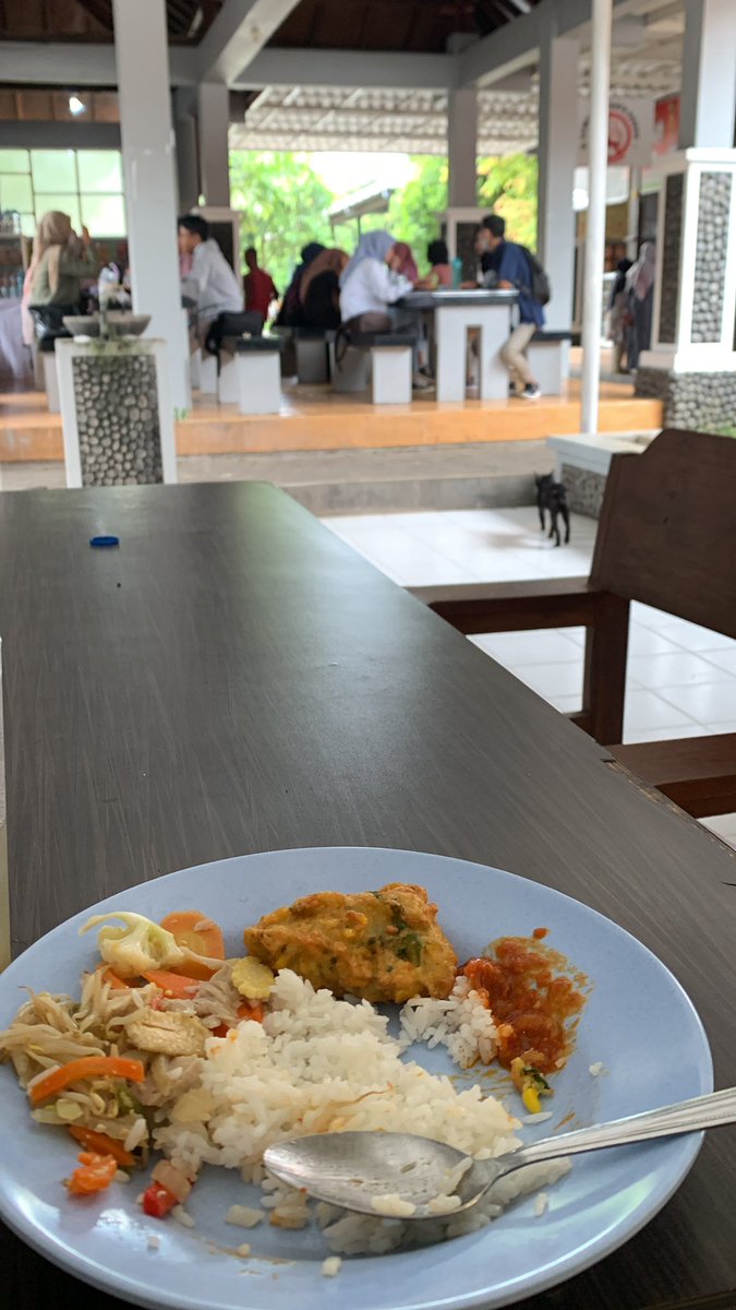 pejeyay's tweet photo. Pekara minggu kemarin tu aku kebali, dikira hana sekarang belum masuk, jadi hana pulang dan aku sendirian 😭 https://t.co/cNTLZnKv0b