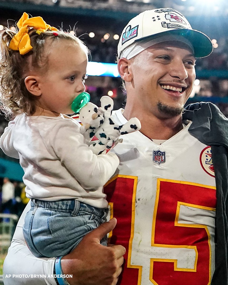 Patrick Mahomes celebrating the SuperBowl win with his daughter