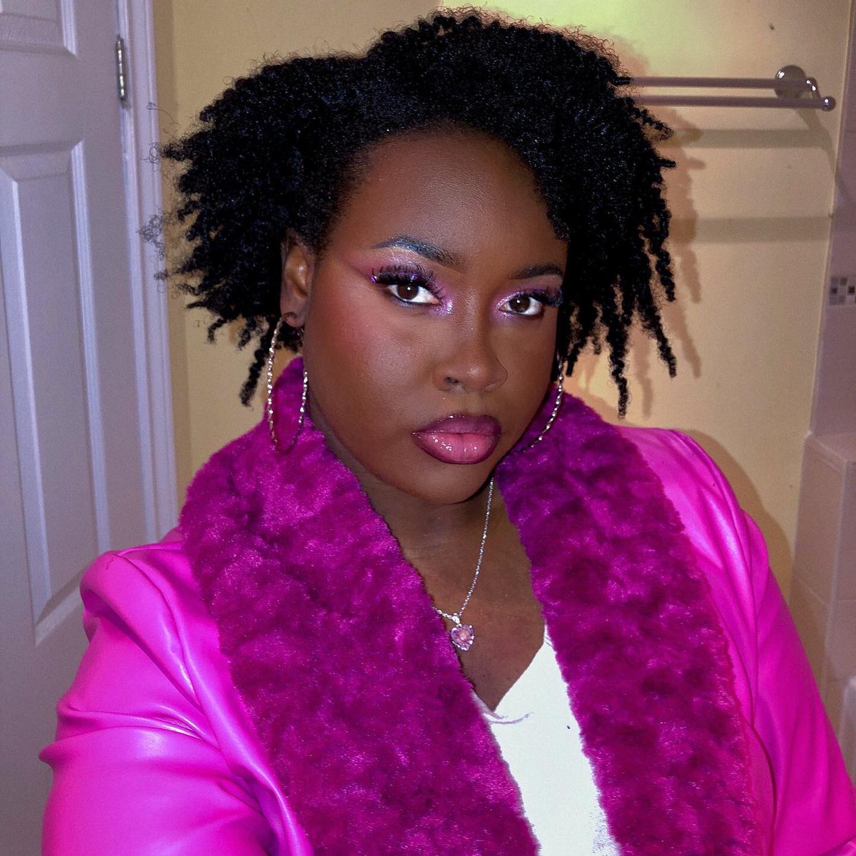 naomiw00's tweet photo. That’s so Nai 2000’s💕
Inspo: That’s so raven
#2000s #blackgirlmakeup #thatssoraven #ravenbaxter #2000smakeup #2000sfashion #2000stvshow #disneychannel #pinklips #lipcombo #pinklipgloss #blackwomen #y2k #outfitinspo #y2kmakeup #y2kaesthic #muanai https://t.co/Igha2emjgr