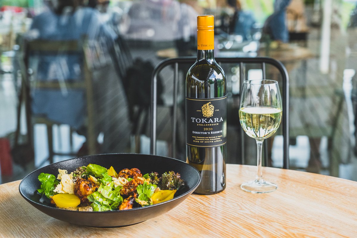 TokaraWine's tweet photo. The new vintage of Tokara’s flagship white wine, the Director’s Reserve White 2020, is a classic Sauvignon blanc/Semillon blend made from grapes grown on the highest slopes of the Simonsberg. Shop online for delivery within SA here: https://t.co/mg6RtRFXWj #DirectorsReserve https://t.co/vrvk2LkJy4