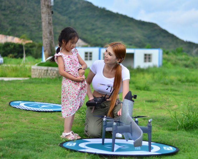 👧🏻Will this one get my message to Santa?🥺  👩🏻&zwj;🦱Only if the evil North Americans don't shoot it down again