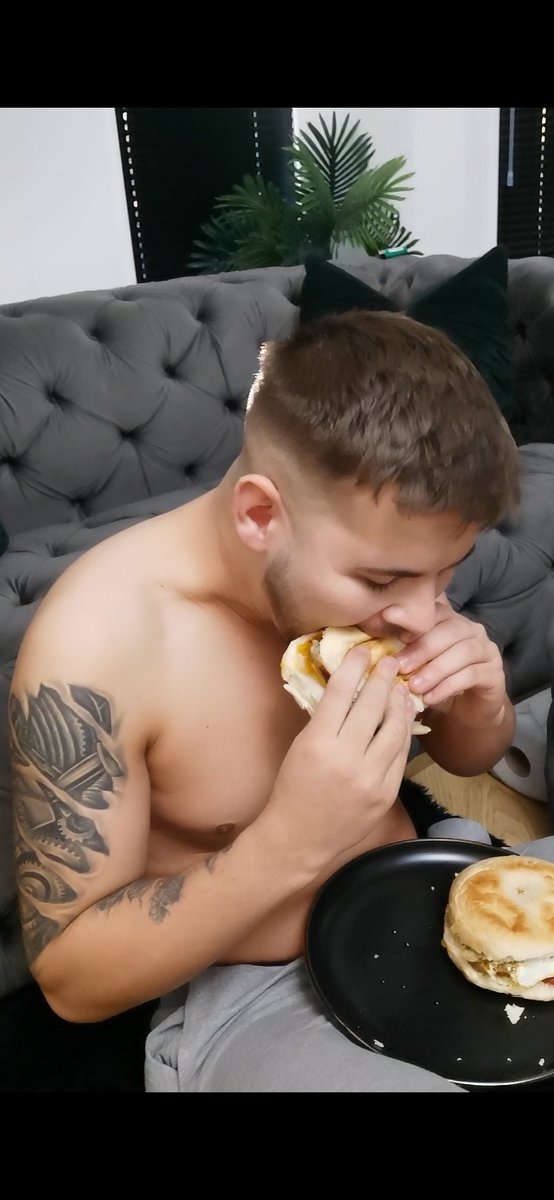 SmashGainer's tweet photo. There's so much content on my OF, I absolutely love to eat and show you guys what I'm scoffing and filling my gut with!! 🐖🐖 https://t.co/SK7lCKsHeU