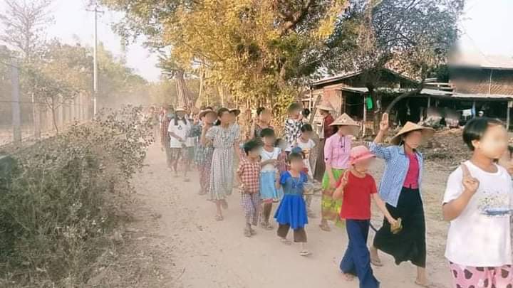 AugustMoe11's tweet photo. The main strike protesters in Sagaing's #Taze township staged an anti-junta protest by holding the banner reading "Bravely fight for a true federal union" on February 12, the 76th anniversary of the Panglong Aggrement.

#LegalizationOfNUG
#2023Feb13Coup
#WhatsHappeningInMyanmar https://t.co/O4C1Ex5Yyc