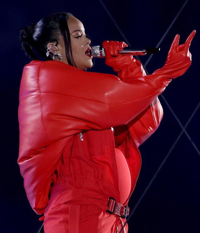 TheCheckPoint_'s tweet image. La set list de Rihanna pour le #HalftimeShow :

- Bitch Better Have My Money
- Where Have You Been
- Only Girl (In The World)
- We Found Love
- Rude Boy
- Work
- Wild Thoughts
- Pour It Up
- All Of The Lights
- Run This Town
- Umbrella
- Diamonds

HITS SUR HITS ‼️