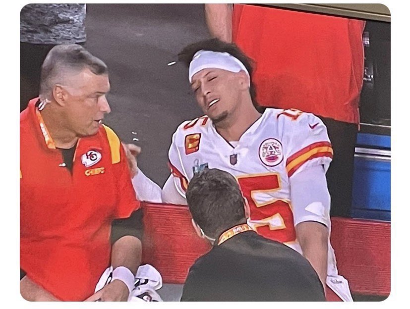 DrPeteATC's tweet photo. Announcers: “Patrick’s hurt, he’s done.”
Me: “He has the best AT in the biz, you won’t even know he’s hurt when he comes out of the locker room.” @proatc @Chiefs @MAATAD5 @KansasATS @SCSportMed @pfats_com https://t.co/Pkgik3ihbP