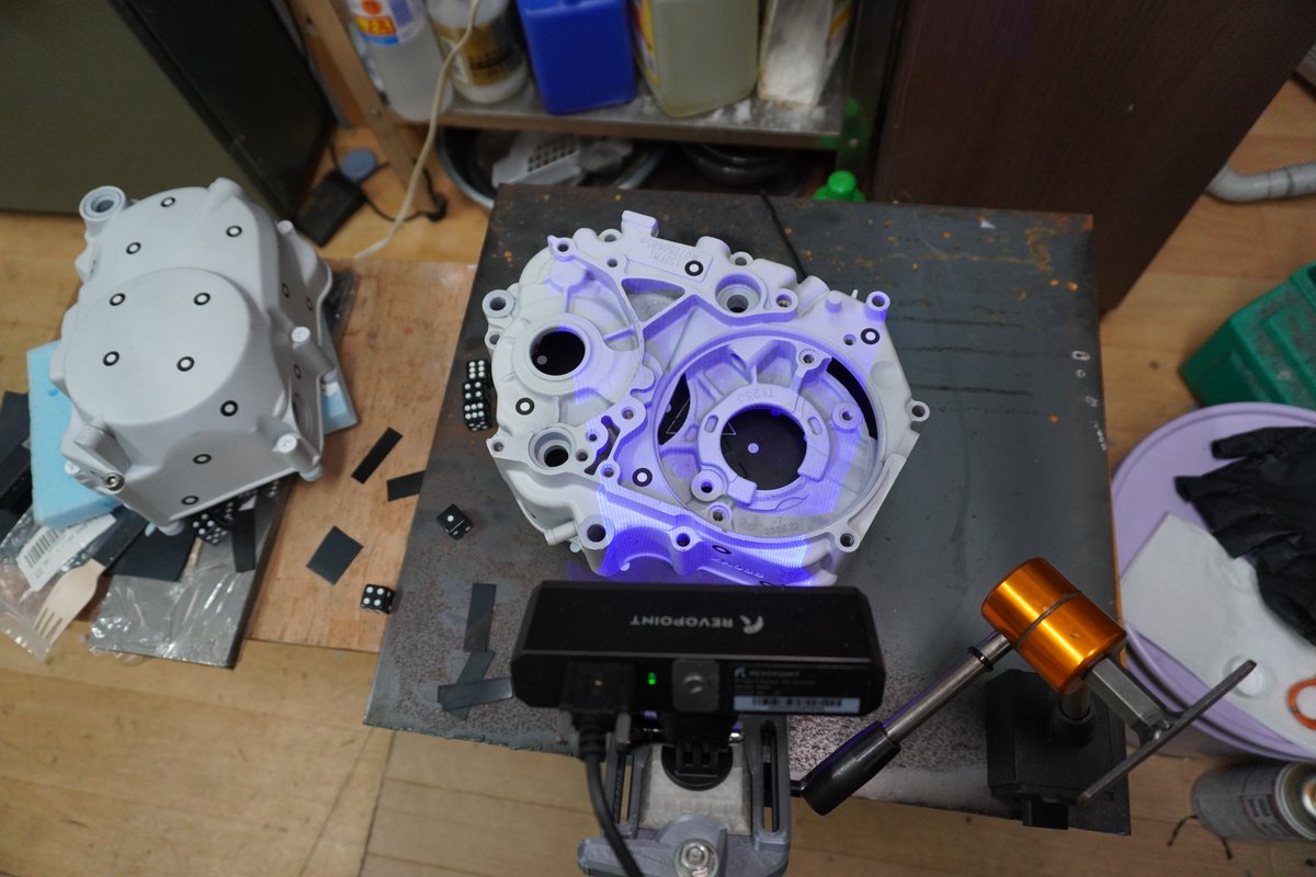 d9cecnEgPWbbW9w's tweet photo. 雨で鋳造が出来ないので、次のエンジン用の3DスキャンとCADやってます。
写真は(スキャン中)→(スキャンデータの処理)→(CADに取り込み)→(CADで清書)の順番です。
こういう動画って需要有る?需要有れば今度、動画作ります。
#revopointmini https://t.co/TK59FbpGIt