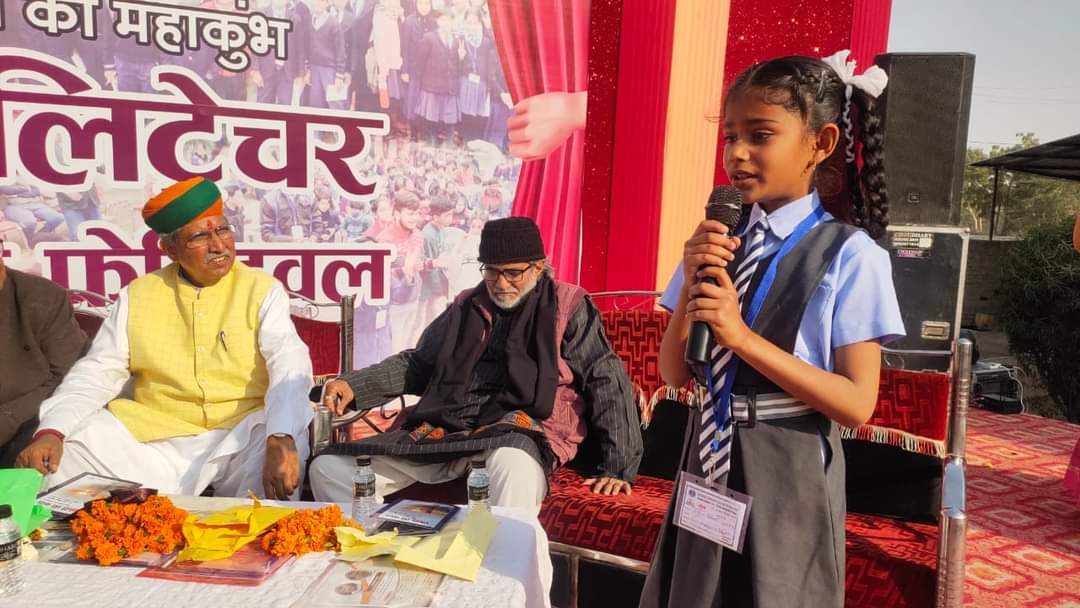 anuragharsh_DNR's tweet photo. उदयपुर की हितिका पालीवाल इंस्टेंट स्टोरी टेलर है। आप विषय दो, ये कहानी बुन देगी। वो भी एक संदेश के साथ। #CLCF  #CLF_BIKANER #udaipur https://t.co/CV5yrSj5Iu