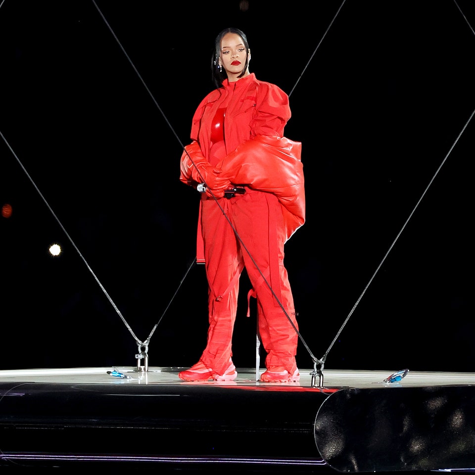 stylemxofficial's tweet photo. #Rihanna impactó vestida en rojo en un look que incluyó a la marca #Loewe y tenis rojos MM6 #MaisonMargiela X Salomon

 #SuperBowl #halftimeshow #superbowlhalftimeshow #moda #fashion #celebstyle #celebrity #celebrity #show #superbowlhalftime #fashionpost #fashionblog https://t.co/8WfMrTslDk