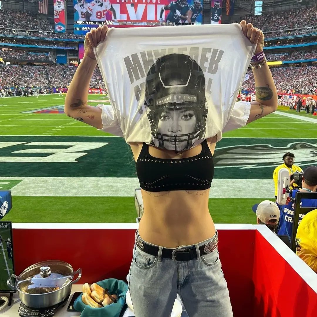 stylemxofficial's tweet photo. Cara Delevingne lleva la camiseta de Savage x Fenty

Durante el Super Bowl la colección especial de #Rihanna ha estado presente y #CaraDelevingne la lució durante el juego en apoyo a Riri

#moda #fashion #style #SuperBowl #superbowlhalftimeshow #celebrity #celebstyle #celebritie https://t.co/h7yZhSk7SP