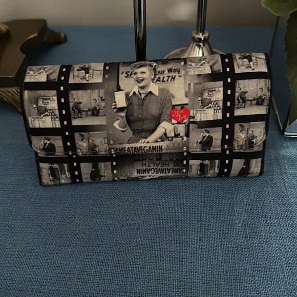fayepaschall's tweet photo. So good I had to share! Check out all the items I'm loving on @Poshmarkapp #poshmark #fashion #style #shopmycloset #desilu #twobyvincecamuto #lisaconte: https://t.co/bfqqVWwO2F https://t.co/rClaMvzY2N