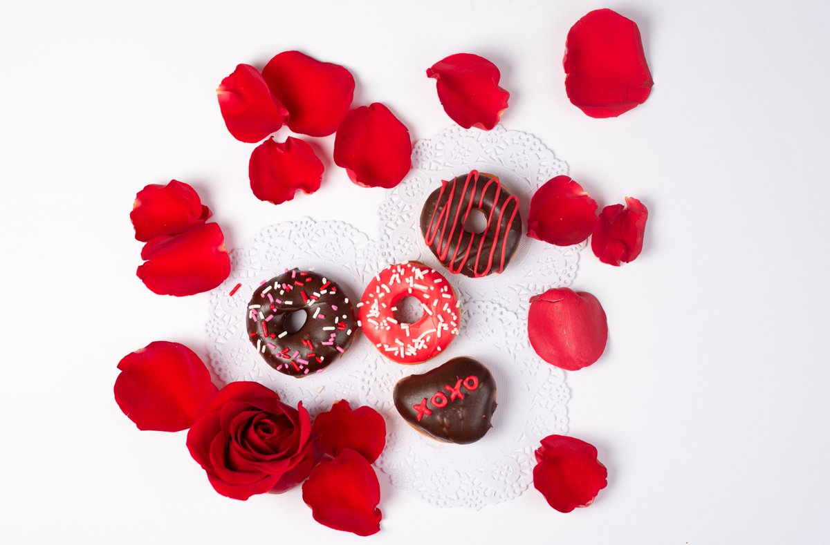 LocalDonutCabo's tweet photo. Here's to my true love: Donuts 💋🍩

Aquí está mi verdadero amor: Donas 💋🍩

#donutlover #donutworrybehappy #donutworry #nobaddonuts #localdonutcabo #roses #chocolates #chocolatedonuts #chocolatecoveredstrawberry https://t.co/uo7OTssRf6