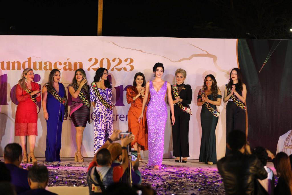 ASÍ SE VIVIÓ ESTA NOCHE LA PRESENTACIÓN OFICIAL DE ALEJANDRA CASTRO CONTRERAS, EMBAJADORA DE CUNDUACÁN
Esta noche, en un ambiente lleno de algarabía y festividad en el parque central, el alcalde <a href="/elcheliito/">abraham cano</a> presentó a Alejandra Castro embajadora de Cunduacán.
#CunduacánSomosTodos
