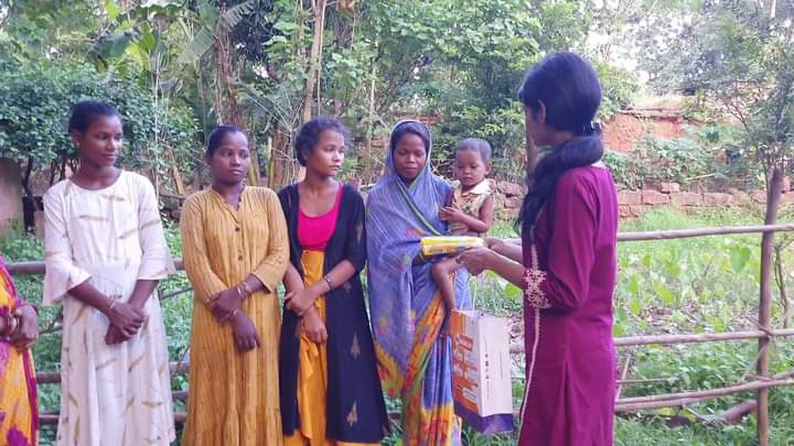 sankalpoffice's tweet photo. Lady Social Worker Padwomen @AnkiySahoo Creating Awareness on 
#Menstrual hygiene. 

@ChangeAgentSA @minaguli @rocio_condor @mannkibaat @MoSchoolOdisha @Susmita4Odisha @arvindpadhee @AnshuPragyan @WomensHealthan @deepikapadukone @deespeak @nsitharamanoffc @nsitharaman https://t.co/633vZK4U2l